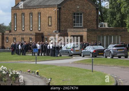 Pontefract, Regno Unito. 7 luglio 2024. Rob Burrow CBE compie il suo ultimo viaggio mentre la sua macchina funebre entra nel Pontefract Crematorium durante il funerale Rob Burrow CBE al Pontefract Crematorium, Pontefract, Regno Unito, 7 luglio 2024 (foto di Alfie Cosgrove/News Images) a Pontefract, Regno Unito, il 7/7/2024. (Foto di Alfie Cosgrove/News Images/Sipa USA) credito: SIPA USA/Alamy Live News Foto Stock