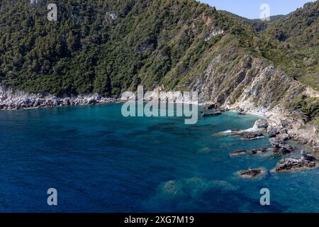 Natura e paesaggi marini incredibili della Grecia. Isola di Skopelos, Sporadi. Vista della baia e della spiaggia di Agios Ioannis Foto Stock