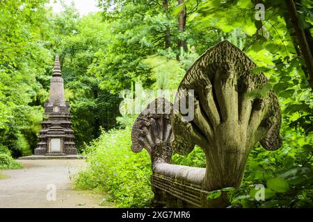 FRANCIA. PARIGI (75) (DODICESIMO DISTRETTO) IL RENE DUMONT TROPICAL AGRONOMY GARDEN (ALL'ESTREMITÀ ORIENTALE DEL BOIS DE VINCENNES). IL KHMER BRIDGE (THE BRIDG Foto Stock