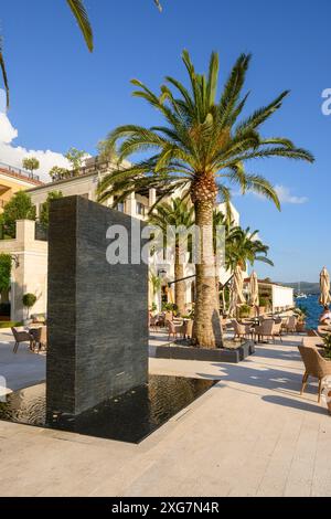 Tivat, Montenegro - 8 giugno 2022: Splendida passeggiata con fontana nel porto marittimo di Tivat, Montenegro. Baia di Kotor Foto Stock