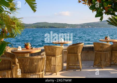 Tivat, Montenegro - 8 giugno 2022: Ristorante sul mare a Porto Montenegro. Montenegro, Europa Foto Stock