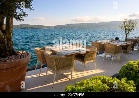 Tivat, Montenegro - 8 giugno 2022: Ristorante sul mare a Porto Montenegro. Montenegro, Europa Foto Stock