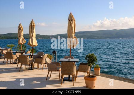 Tivat, Montenegro - 8 giugno 2022: Ristorante sul mare a Porto Montenegro. Montenegro, Europa Foto Stock