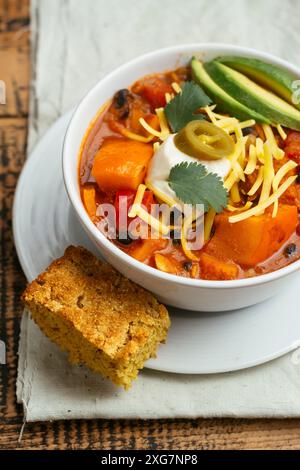 Peperoncino di zucca invernale vegano, servito con pane di mais Foto Stock