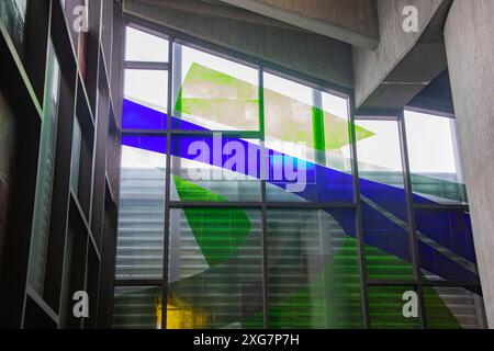 Design geometrico in vetro colorato presso la stazione della metropolitana Champ-de-Mars nel centro di Montreal, Quebec, Canada Foto Stock