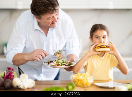 La figlia si rifiuta di mangiare cibo preparato dal padre Foto Stock