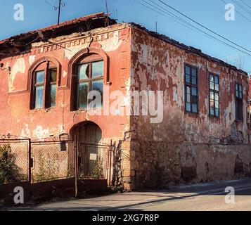 Vecchio edificio abbandonato in un piccolo villaggio in Serbia. Edificio municipale in rovina in attesa di demolizione. Foto di alta qualità Foto Stock
