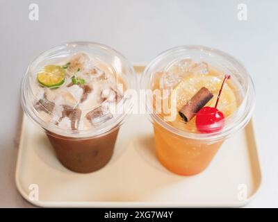 Varie bevande fredde, caffè ghiacciato e cola ghiacciata fatta a mano Foto Stock