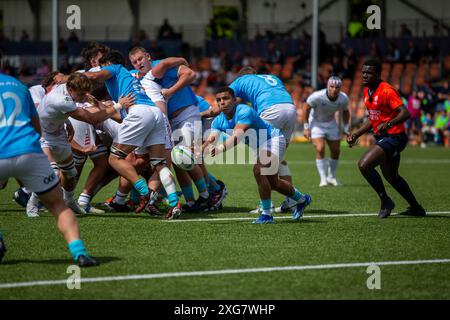 EDIMBURGO, SCOZIA - domenica 7 luglio 2024: Pedro Hoblog passa la palla durante la partita del World Rugby U20 Trophy tra USA e Uruguay. Foto Stock