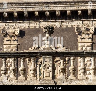 Un particolare del balcone e della facciata del Monastero dei Benedettini di San Nicolò, Catania Foto Stock