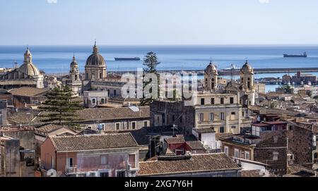 Porto, chiese e tetti di Catania in una giornata di sole come si vede dal Monastero dei Benedettini di San Nicolò Foto Stock