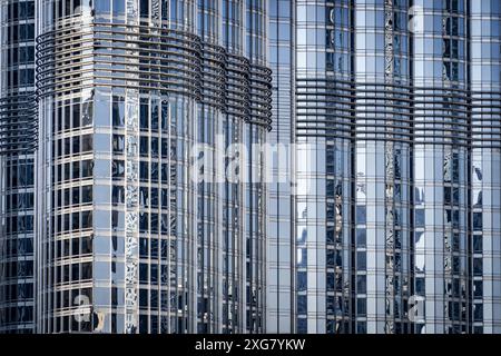 Un dettaglio delle finestre dei grattacieli nel centro di Dubai Foto Stock