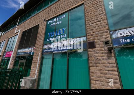 Ex ufficio del deputato conservatore / conservatore estromesso per Morecambe e Lonsdale David Morris con uffici da lasciare firmare. Elezioni generali del 2024 Regno Unito Foto Stock