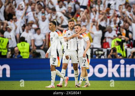 Stoccarda, Germania. 5 luglio 2024. La Germania Florian Wirtz festeggia con Niclas Fullkrug e Benjamin Henrichs dopo aver segnato un gol durante i quarti di finale di UEFA EURO 2024 tra Spagna e Germania. Crediti: Nicolò campo/Alamy Live News Foto Stock