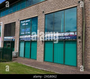 Ex ufficio del deputato conservatore / conservatore estromesso per Morecambe e Lonsdale David Morris con uffici da lasciare firmare. Elezioni generali del 2024 Regno Unito Foto Stock