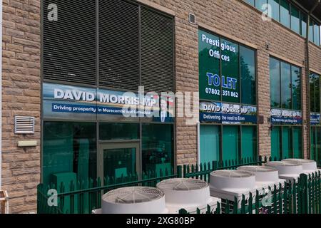 Ex ufficio del deputato conservatore / conservatore estromesso per Morecambe e Lonsdale David Morris con uffici da lasciare firmare. Elezioni generali del 2024 Regno Unito Foto Stock