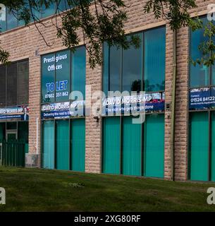 Ex ufficio del deputato conservatore / conservatore estromesso per Morecambe e Lonsdale David Morris con uffici da lasciare firmare. Elezioni generali del 2024 Regno Unito Foto Stock