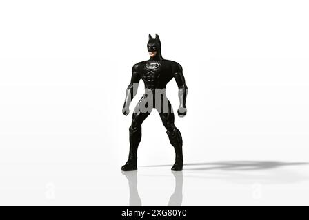 Kopeysk, Russia - 11 agosto 2021. Giocattolo Batman isolato lateralmente su sfondo bianco con riflessi e ombre aggiunti Foto Stock