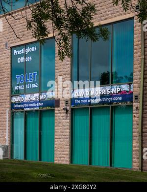 Ex ufficio del deputato conservatore / conservatore estromesso per Morecambe e Lonsdale David Morris con uffici da lasciare firmare. Elezioni generali del 2024 Regno Unito Foto Stock