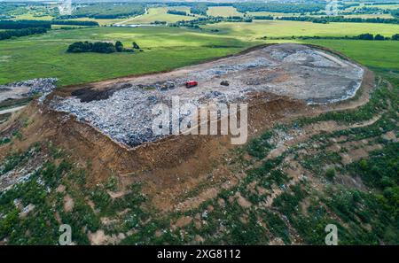 Vista aerea di una discarica piena di rifiuti durante il giorno Foto Stock