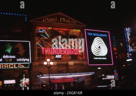 London Pavilion cinema/cinema, Piccadilly Circus di notte all'inizio del 1967 che mostra I THUNDERBIRDS di GERRY ANDERSON SONO IL regista GO 1966 DAVID LANE sceneggiatura Gerry Anderson e Sylvia Anderson Century 21 Television / Associated Television (Overseas) Limited / United Artists Foto Stock