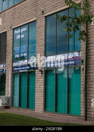 Ex ufficio del deputato conservatore / conservatore estromesso per Morecambe e Lonsdale David Morris con uffici da lasciare firmare. Elezioni generali del 2024 Regno Unito Foto Stock