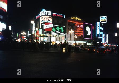 London Pavilion cinema / cinema Piccadilly Circus nel 1967 che mostra la riedizione di JOHN WAYNE RICHARD WIDMARK e LAURENCE HARVEY nella ALAMO 1960 regista JOHN WAYNE sceneggiatura originale James Edward Grant musica Dimitri Tiomkin Batjac Productions / The Alamo Company / United Artists Foto Stock