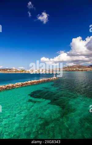 Splendide acque azzurre e nuvole bianche al porto di Antiparos, nelle isole Cicladi, in Grecia, in Europa. Foto Stock