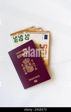 Primo piano di un passaporto con i soldi dentro. Concetto di turismo e viaggio Foto Stock