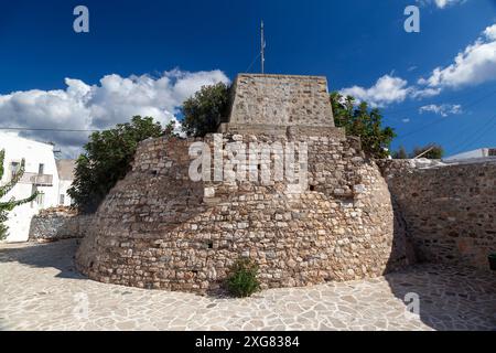 Fortificazione in pietra nel distretto di Kastro nell'isola di Antiparos, in Grecia, che mostra la ricca storia e il patrimonio architettonico dell'isola sotto un cielo blu. Foto Stock