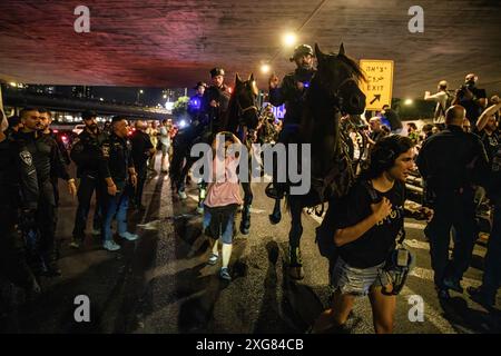 Tel Aviv, Israele. 6 luglio 2024. Gli agenti di polizia israeliani disperdono i manifestanti dall'autostrada Ayalon durante la manifestazione. Oltre 100.000 israeliani hanno manifestato a Kaplan con le famiglie degli ostaggi contro il primo ministro Benjamin Netanyahu, chiedendo un accordo immediato con gli ostaggi e il cessate il fuoco, durante la manifestazione, i manifestanti hanno bloccato l'autostrada Ayalon e sono stati dispersi da un cannone d'acqua della polizia. Credito: SOPA Images Limited/Alamy Live News Foto Stock