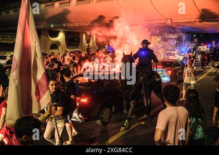 Tel Aviv, Israele. 6 luglio 2024. Gli agenti di polizia israeliani disperdono i manifestanti dall'autostrada Ayalon durante la manifestazione. Oltre 100.000 israeliani hanno manifestato a Kaplan con le famiglie degli ostaggi contro il primo ministro Benjamin Netanyahu, chiedendo un accordo immediato con gli ostaggi e il cessate il fuoco, durante la manifestazione, i manifestanti hanno bloccato l'autostrada Ayalon e sono stati dispersi da un cannone d'acqua della polizia. Credito: SOPA Images Limited/Alamy Live News Foto Stock