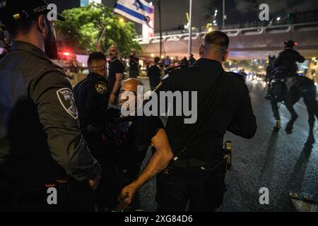 Tel Aviv, Israele. 6 luglio 2024. Shachar Mor (Zahiro), nipote dell'ostaggio israeliano Abraham Munder, viene arrestato durante la manifestazione. Oltre 100.000 israeliani hanno manifestato a Kaplan con le famiglie degli ostaggi contro il primo ministro Benjamin Netanyahu, chiedendo un accordo immediato con gli ostaggi e il cessate il fuoco, durante la manifestazione, i manifestanti hanno bloccato l'autostrada Ayalon e sono stati dispersi da un cannone d'acqua della polizia. Credito: SOPA Images Limited/Alamy Live News Foto Stock