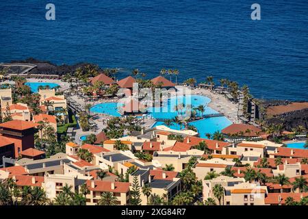 Piantagioni di banane vicino a una località balneare sull'isola Canaria di la Palma, Spagna. Foto Stock