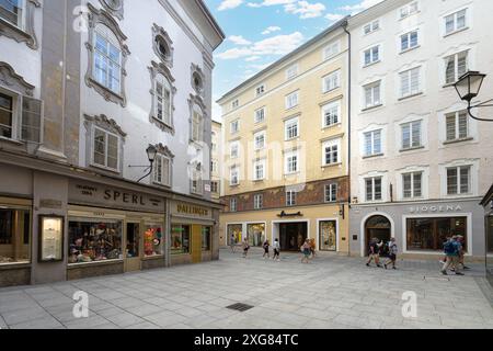 Salisburgo, Austria. 30 giugno 2024. negozi in una piccola piazza nel centro storico della città Foto Stock