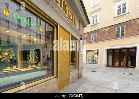 Salisburgo, Austria. 30 giugno 2024. Il segno del marchio di lusso Rolex in un negozio del centro città Foto Stock