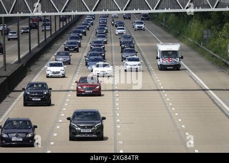 Walton on the Hill, Surrey, Regno Unito 25 maggio 2024 veduta dall'alto della sezione di cemento della famigerata autostrada M25 intorno a Leatherhead fino a Reigate sectio Foto Stock