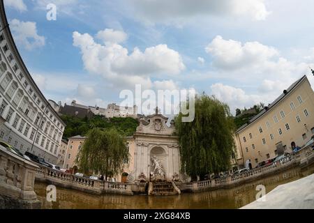 Salisburgo, Austria. 30 giugno 2024. La fontana capitolare nel centro della città Foto Stock