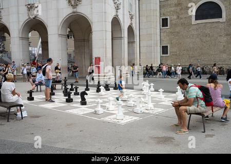 Salisburgo, Austria. 30 giugno 2024. Giocatori che giocano a scacchi in piazza Capitelplatz nel centro della città Foto Stock