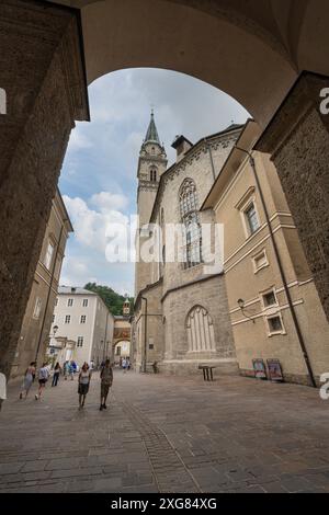 Salisburgo, Austria. 30 giugno 2024. passaggi attraverso le strade del centro storico della città Foto Stock