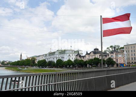 Salisburgo, Austria. 30 giugno 2024. La bandiera austriaca sventolava nel centro della città Foto Stock