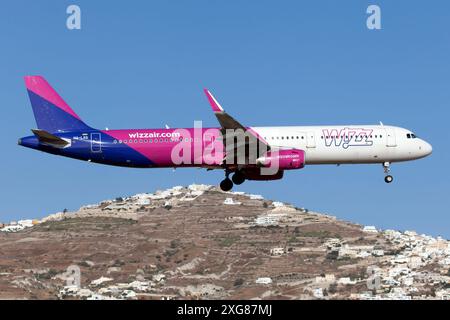 Un Airbus 321 Wizz Air atterra all'aeroporto di Santorini Thira. Oggi Wizz Air è un gruppo di quattro compagnie aeree: Wizz Air Hungary (fondata nel 2003), Wizz Air UK (fondata nel 2017), Wizz Air Abu Dhabi (fondata nel 2020) e Wizz Air Malta (fondata nel 2022). Foto Stock