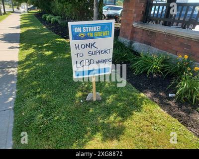 Toronto, ON, Canada - 7 luglio 2024: LCBO lavoratori in sciopero con striscioni Foto Stock