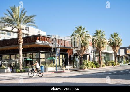 Palm Springs, California - giugno 27. 2024: Vista del quartiere commerciale del centro di Palm Springs, California Foto Stock