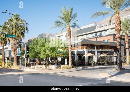 Palm Springs, California - giugno 27. 2024: Vista del quartiere commerciale del centro di Palm Springs, California Foto Stock