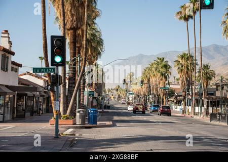 Palm Springs, California - giugno 27. 2024: Vista del quartiere commerciale del centro di Palm Springs, California Foto Stock