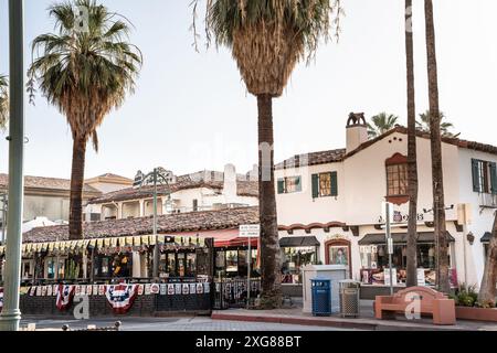 Palm Springs, California - giugno 27. 2024: Vista del quartiere commerciale del centro di Palm Springs, California Foto Stock
