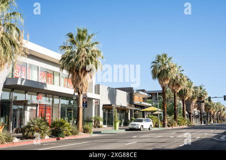 Palm Springs, California - giugno 27. 2024: Vista del quartiere commerciale del centro di Palm Springs, California Foto Stock