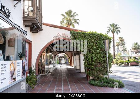 Palm Springs, California - giugno 27. 2024: Vista del quartiere commerciale del centro di Palm Springs, California Foto Stock