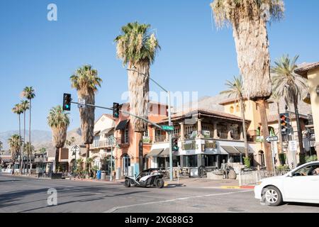 Palm Springs, California - giugno 27. 2024: Vista del quartiere commerciale del centro di Palm Springs, California Foto Stock